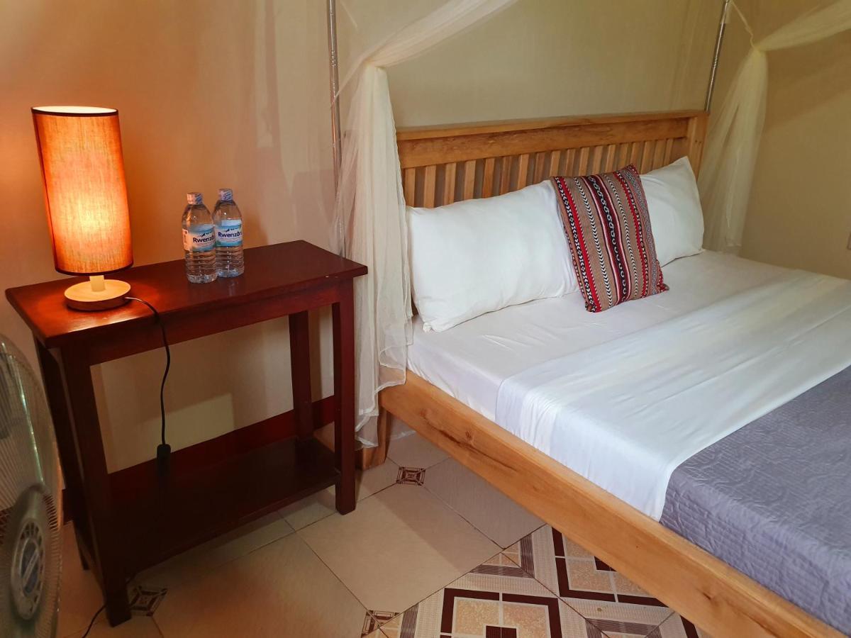 Annas Bed And Breakfast Εντέμπε Εξωτερικό φωτογραφία